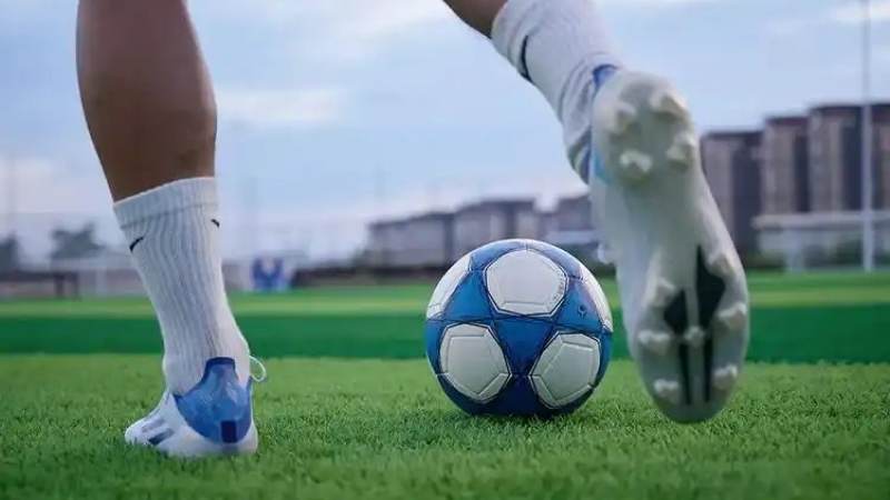 Bwin 必赢关于我们配图：球场边线视角下的比赛瞬间
